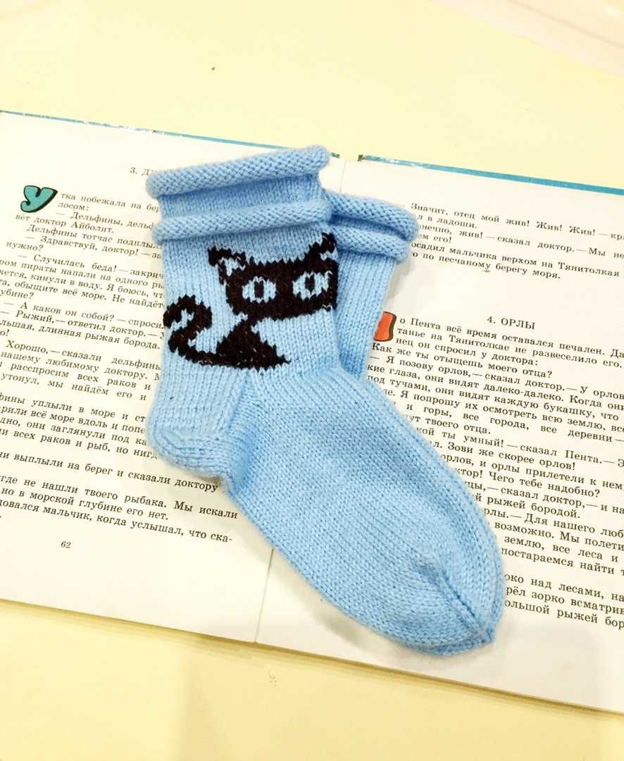 Шкарпетки в'язані блакитного кольору з вишивкою кота