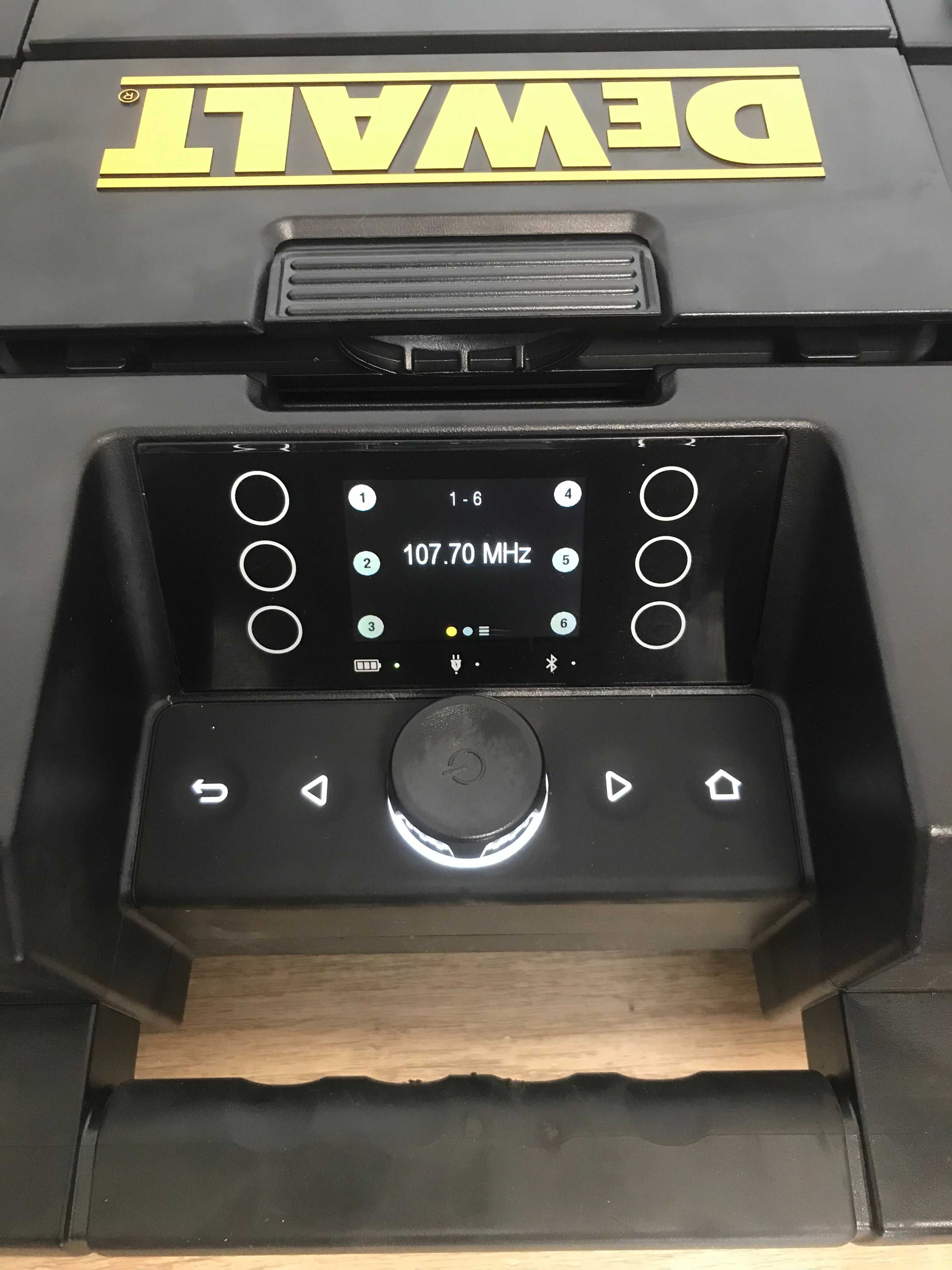 Радіоприймач-зарядний пристрій DeWALT DWST1-81079 GB з Англії