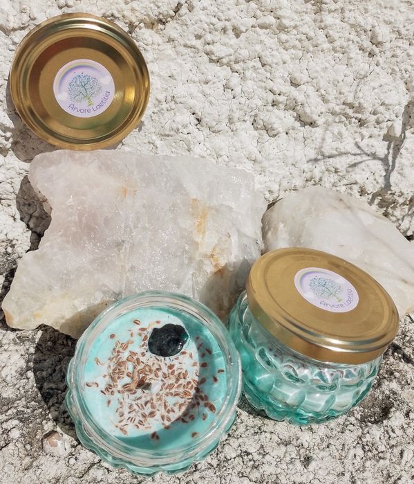 Vela Energética, de soja e com pedra Esmeralda, feita de cera de soja