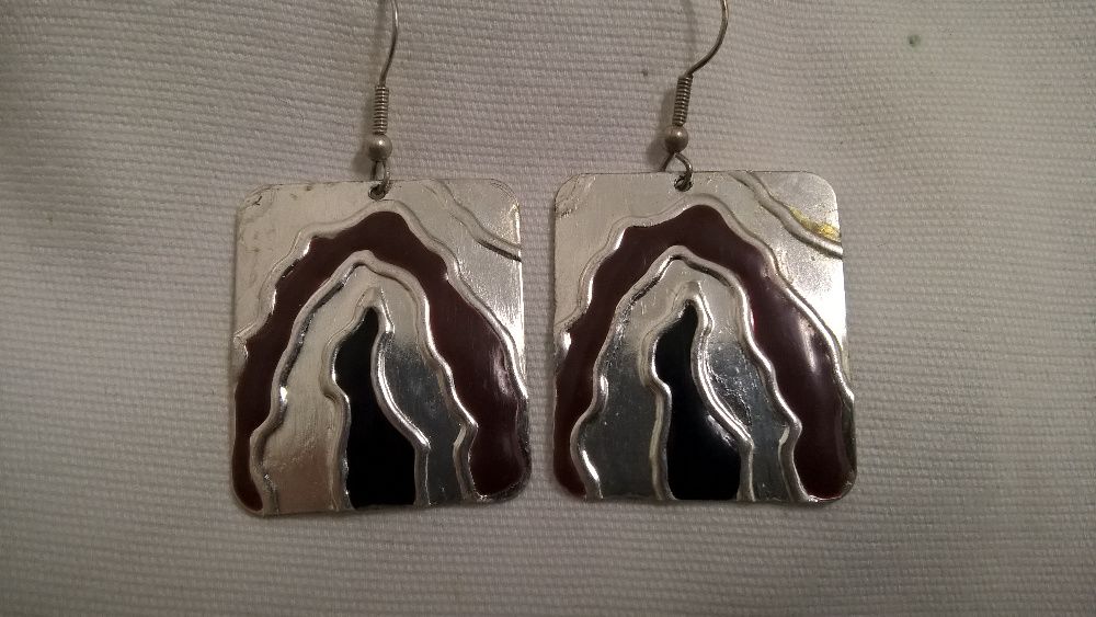 Brincos quadrados prateados vermelho e preto (portes incluídos)