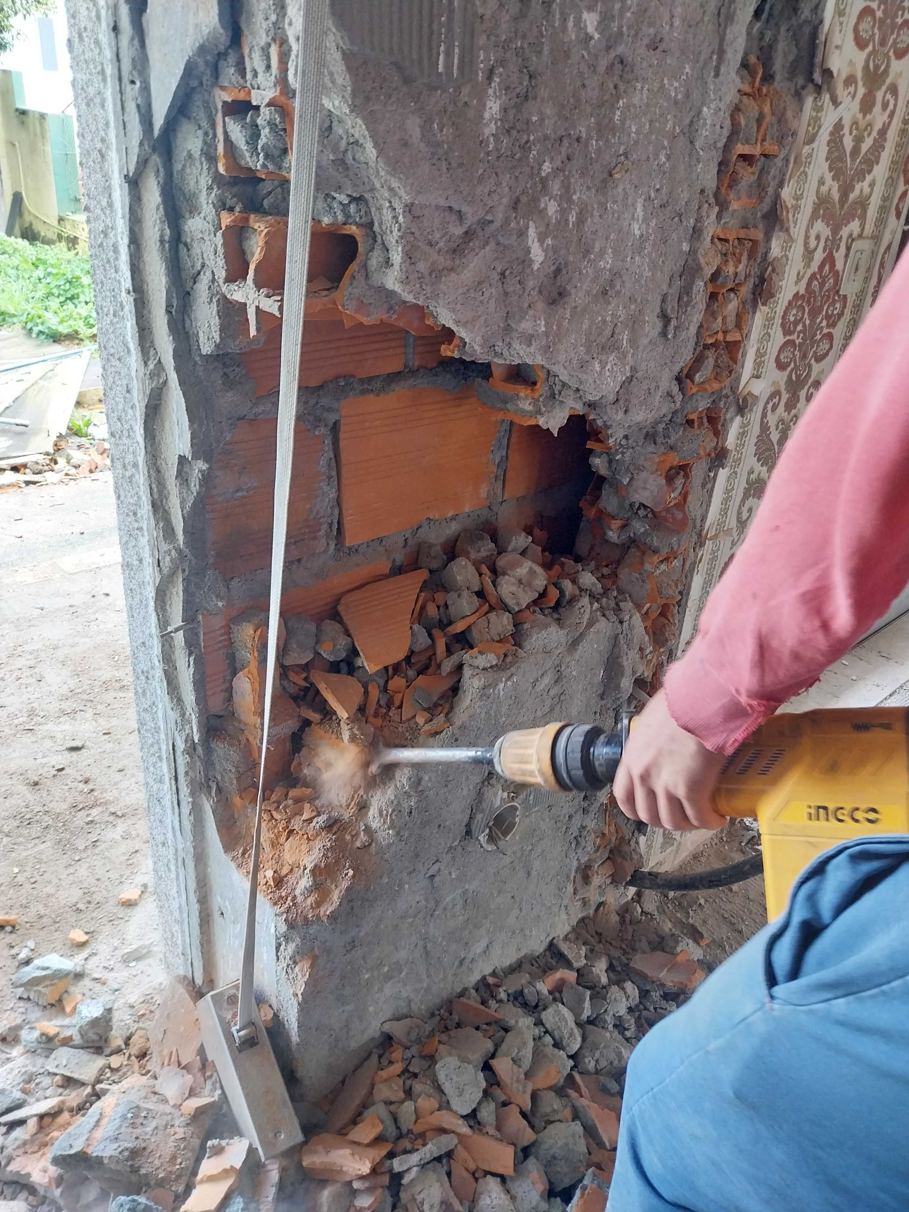 Entulho demolições madeiras lixo sucatas moveis eletrodomésticos etc