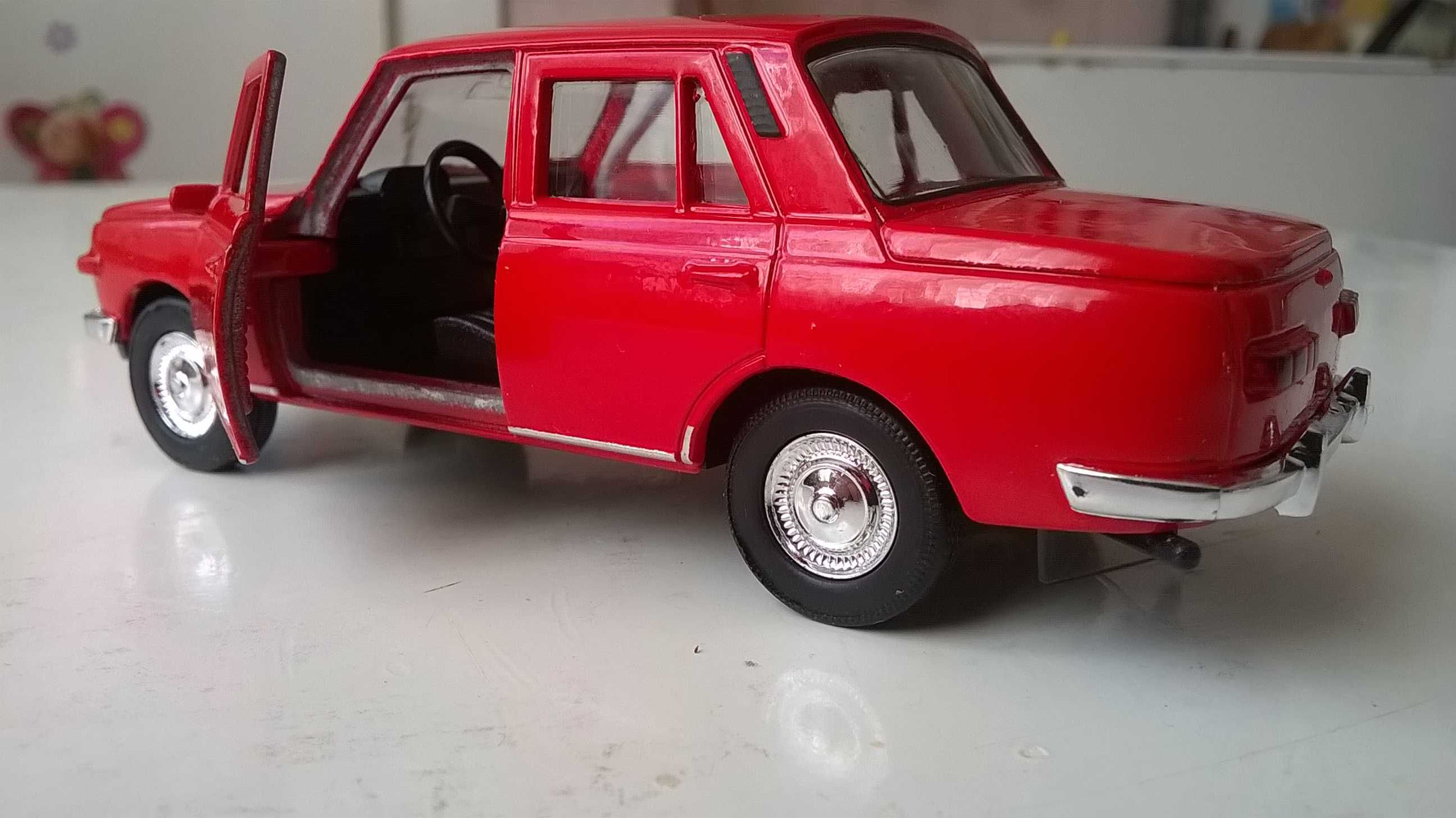 Wartburg 353 - model w wersji sedan; skala 1:43; metalowo-plastikowy