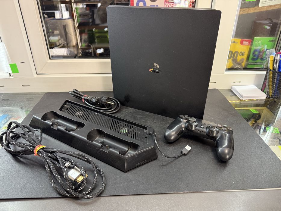 Konsola Sony PS4 PRO 1TB 4K + pad + okablowanie + podstawka