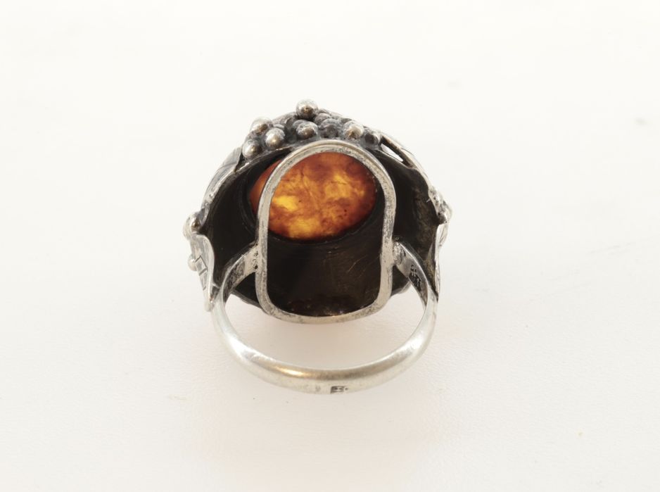 Duży pierścionek ORNO z bursztynem