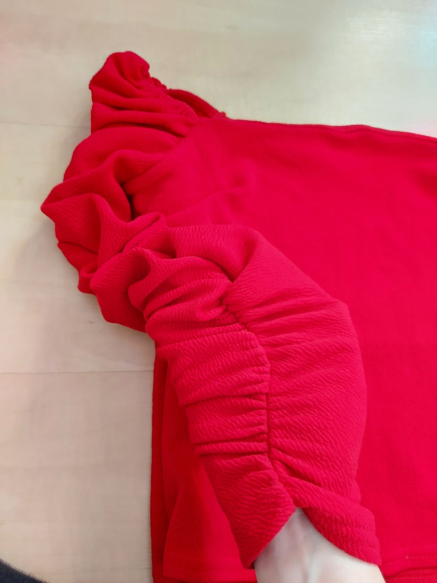 Elegancka czerwona bluzka z bufiastymi rękawami crop top