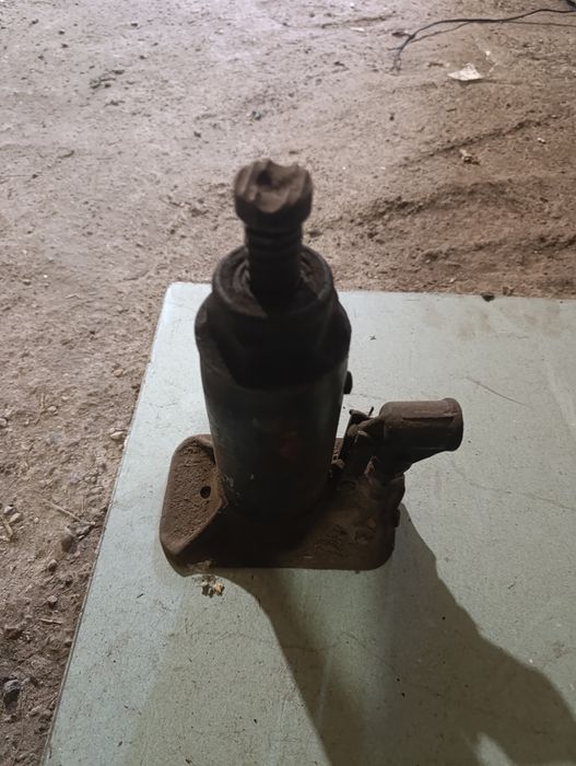 Продам домкрат в отличном состояние