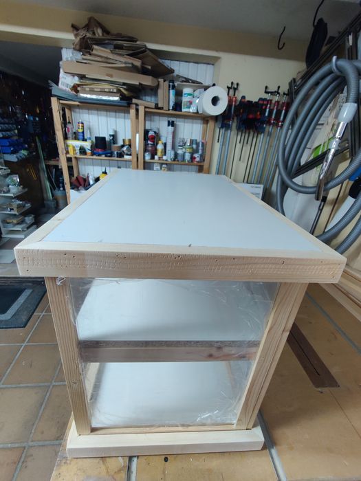 Vitrine de apoio desmontável