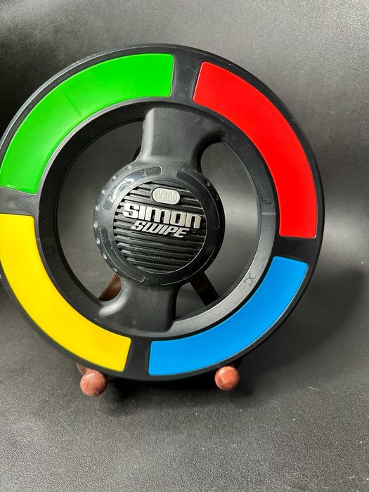 Електронна гра на тренування  пам'яті Simon від Hasbro