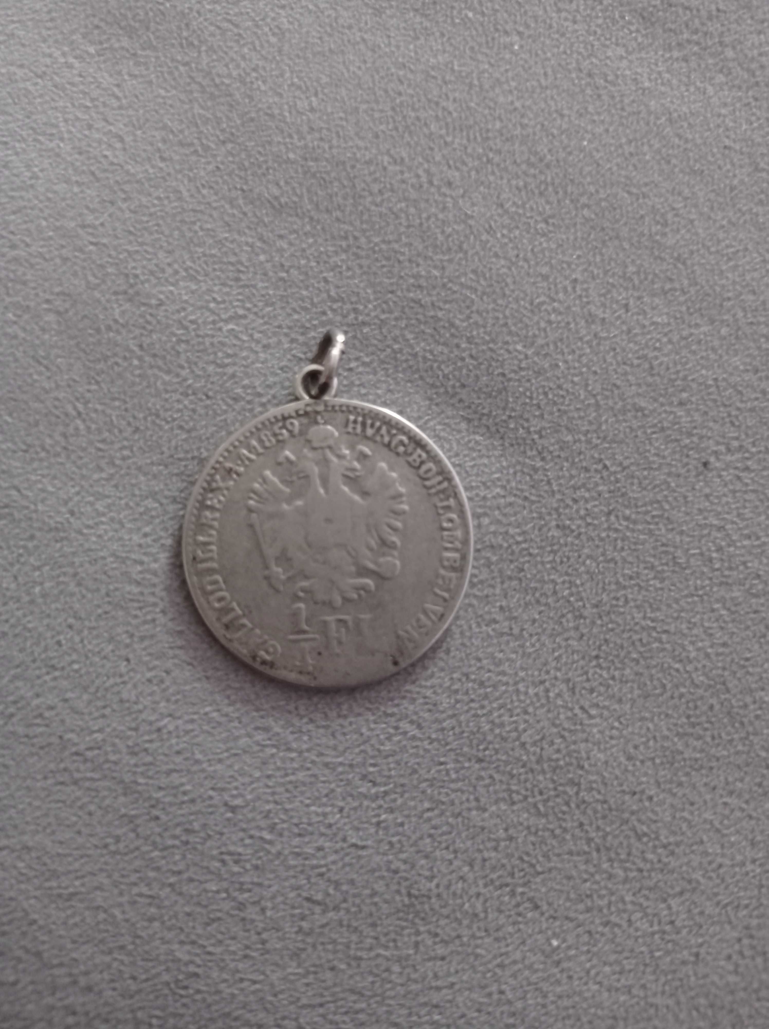 Stara moneta z zawieszka