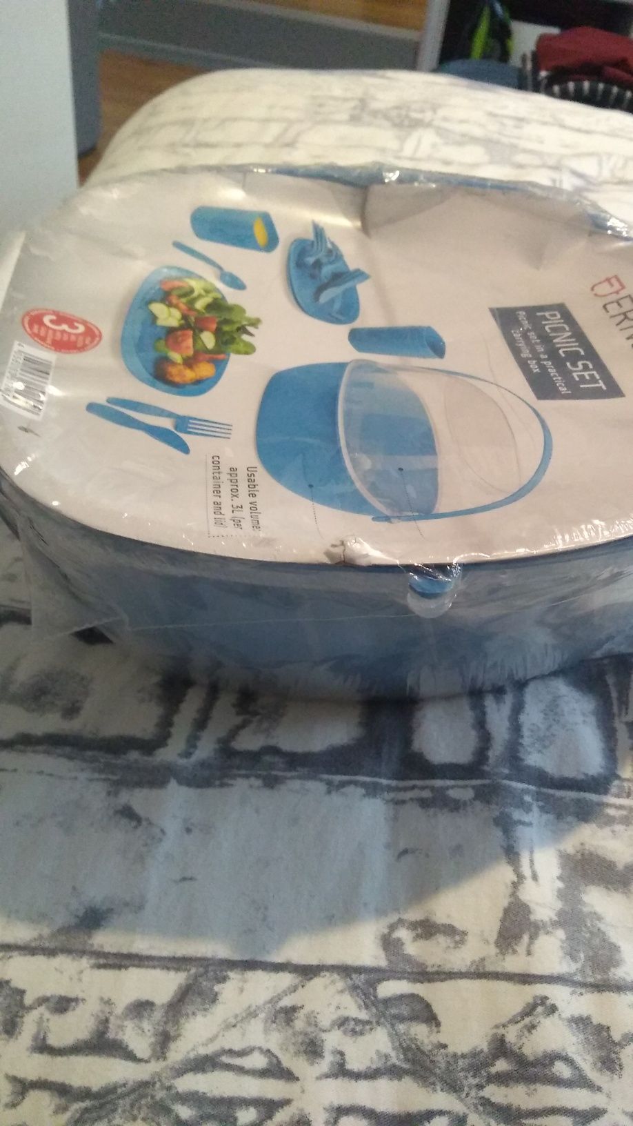 Zestaw piknikowy na 4 osoby.