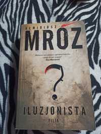 Remigiusz Mróz, Iluzjonista