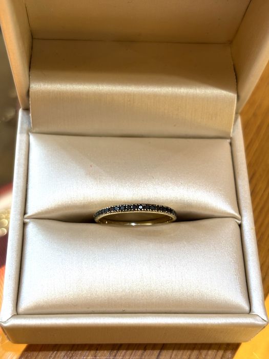 Złota obrączka pierścionek z czarnymi brylantami