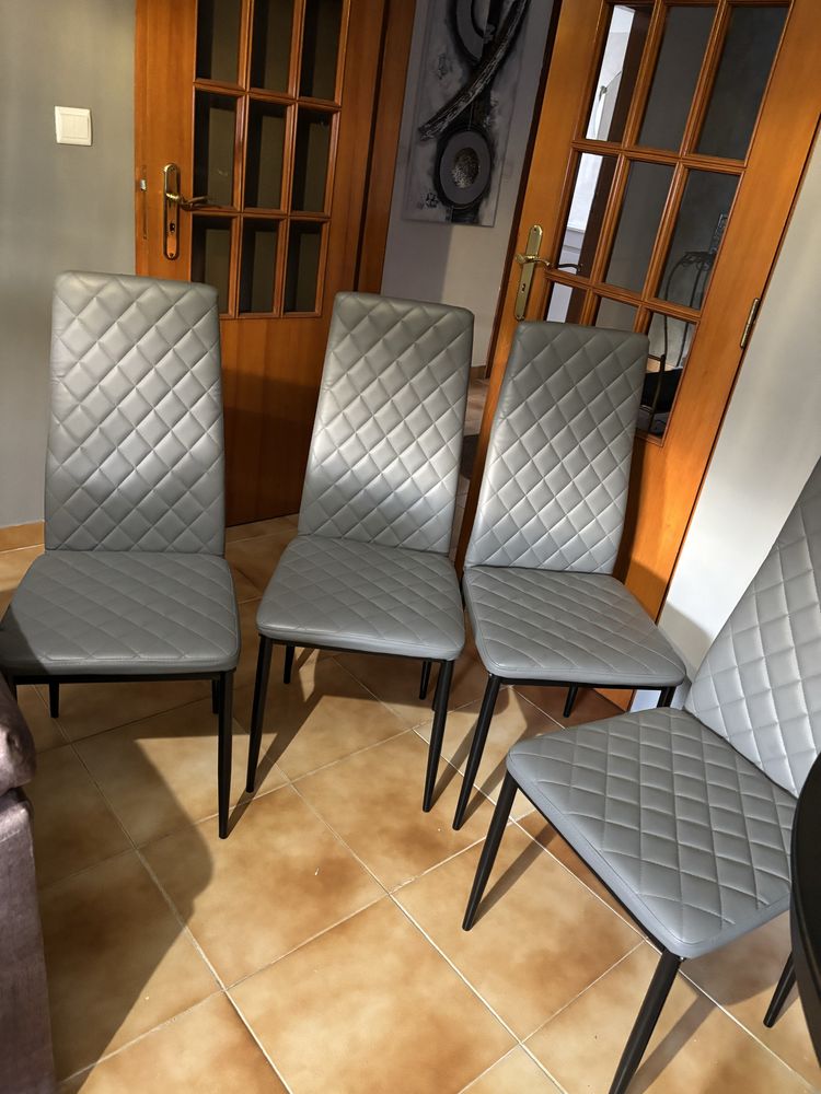 Mesa redonda extensível INGATORP – Preto (110/155 cm) + 4 cadeiras