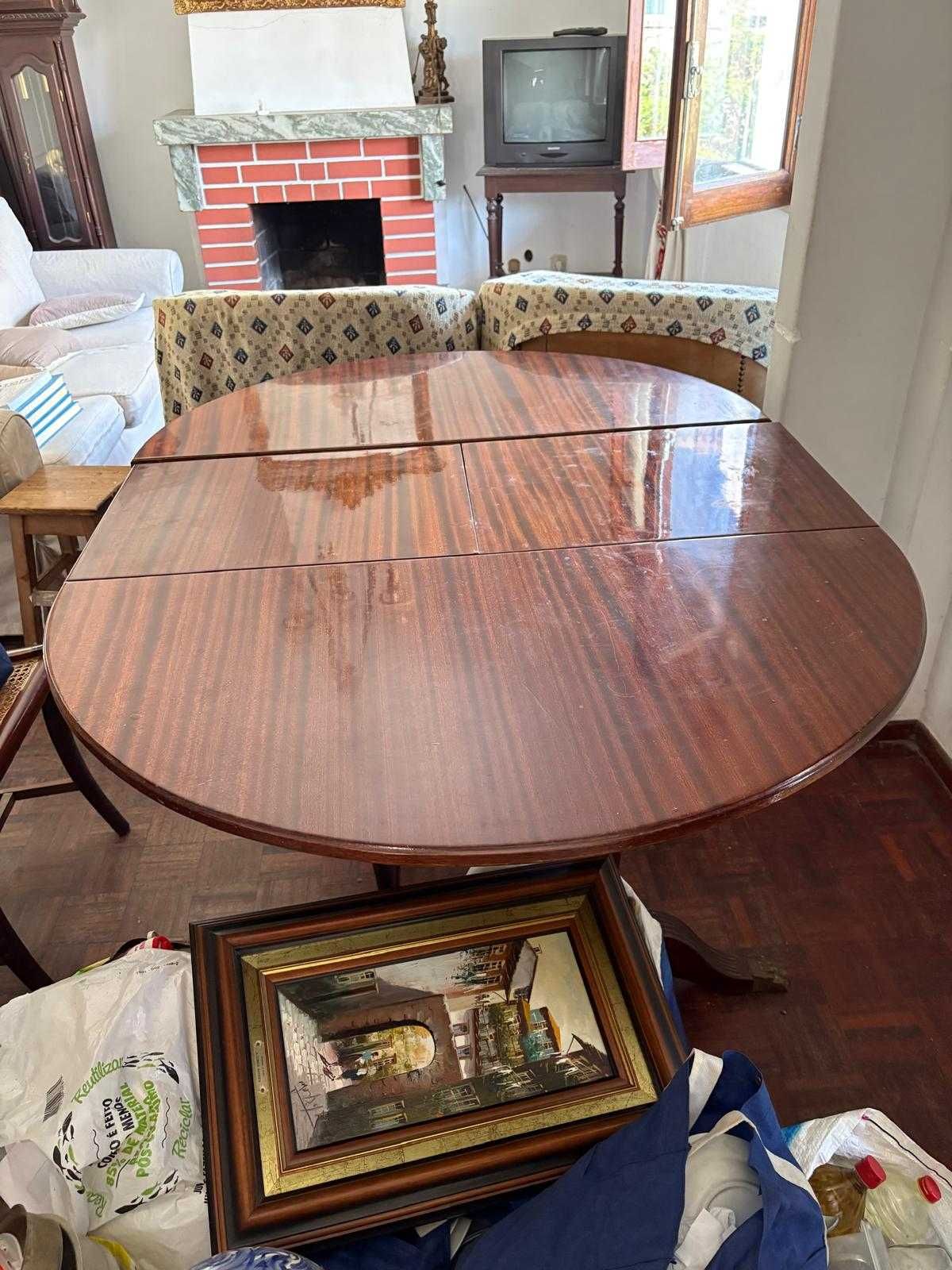 Mesa de sala para renovação.
