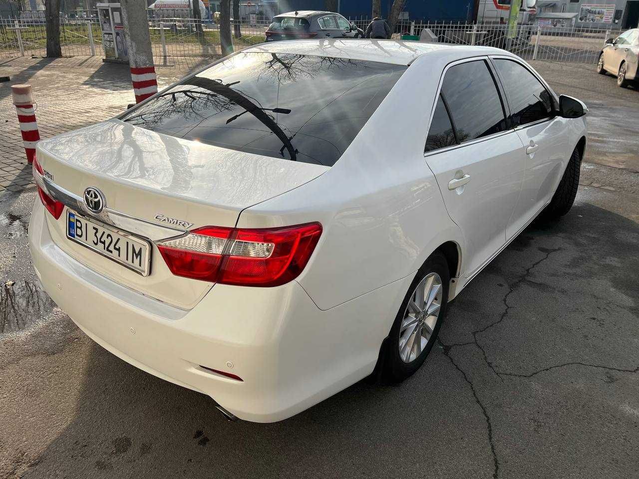 Toyata Camry 50 oficial 2013