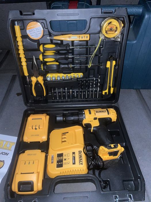 Дрель-шуруповерт на аккумуляторе DeWALT с набором инструментов в кейсе