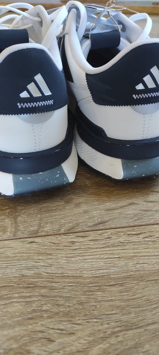 Оригінальні кросівки Adidas