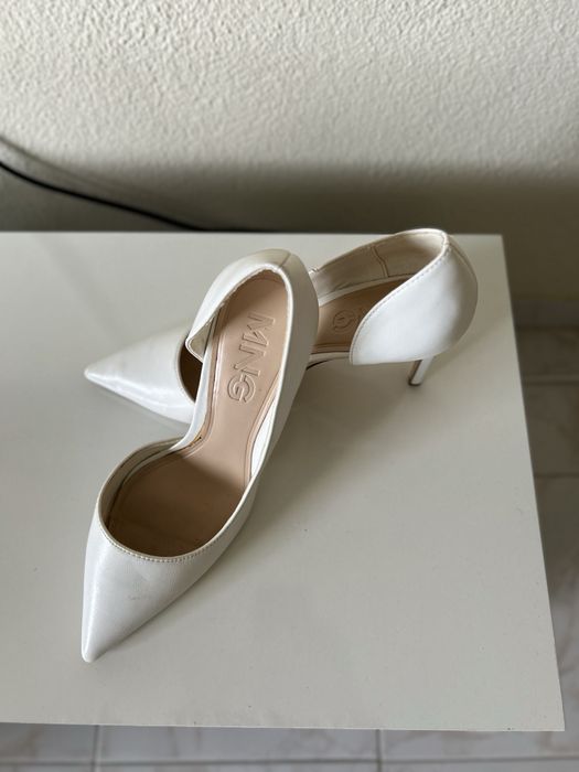 Sapatos brancos para cerimonia