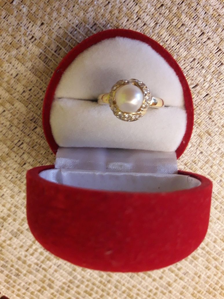 Złoty pierścionek próba 585 z perełką i brylantami