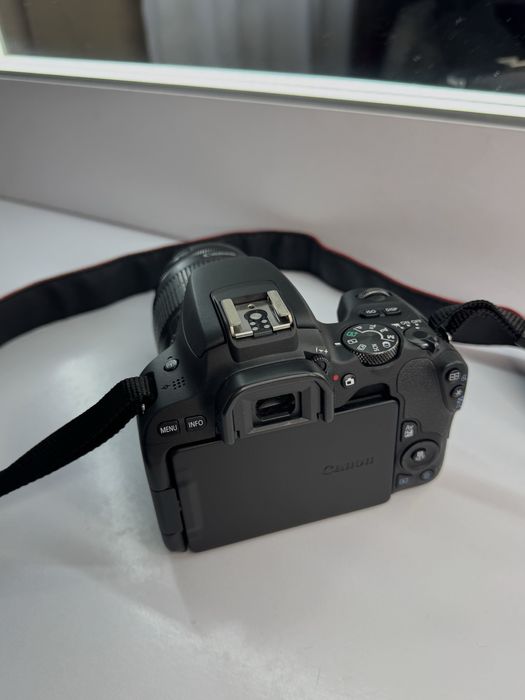 Продам фотоапарат Canon EOS 200D