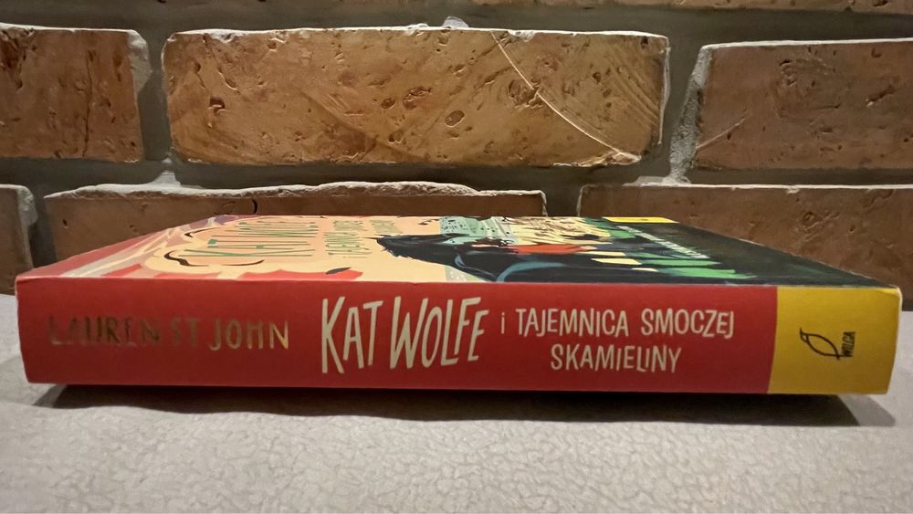 Kat Wolfe i Tajemnica Smoczej Skamieliny, Lauren St John