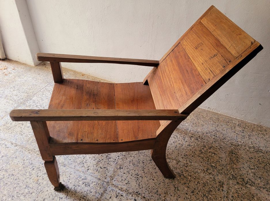 Cadeira de descanso asiática, com um design reclinado.