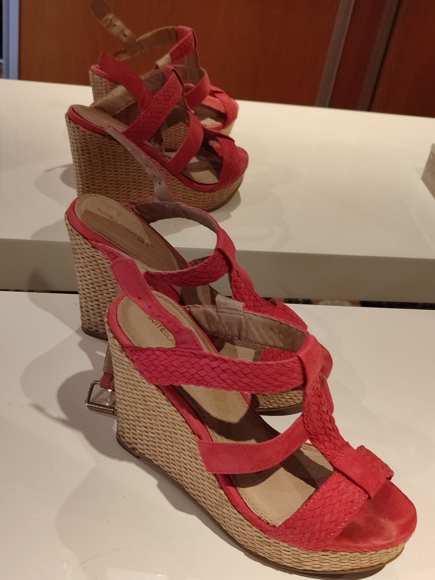 5 pares de sandálias