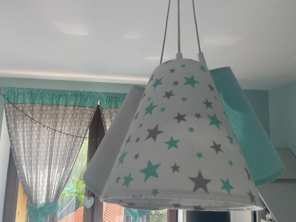 Lampa wiszaca i zaslony w gwiazdki, półki wiszące chmurki.