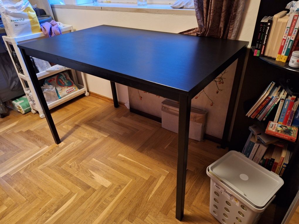 Czarny stół IKEA