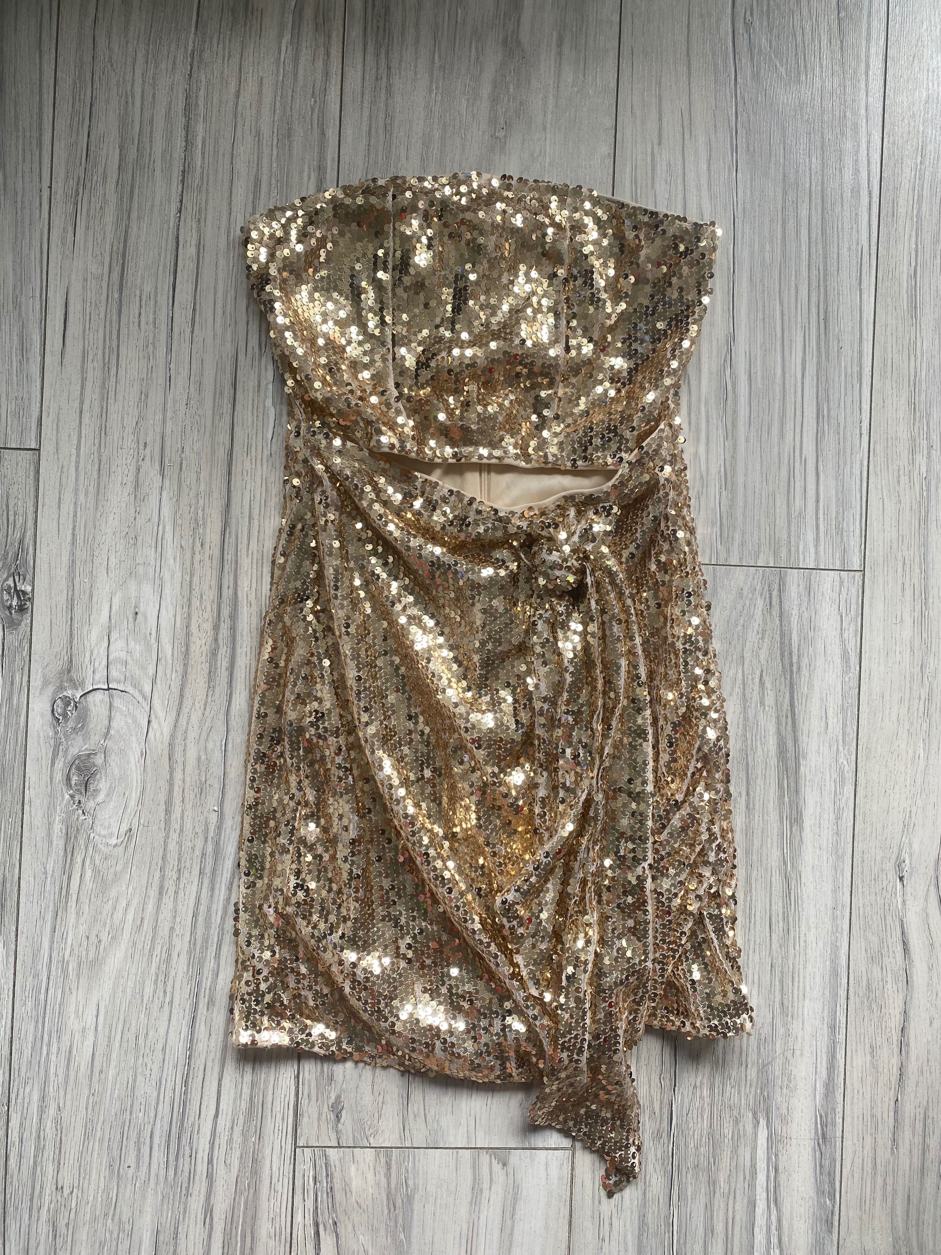 Sukienka mini złota cekinowa z wiązaniem w pasie