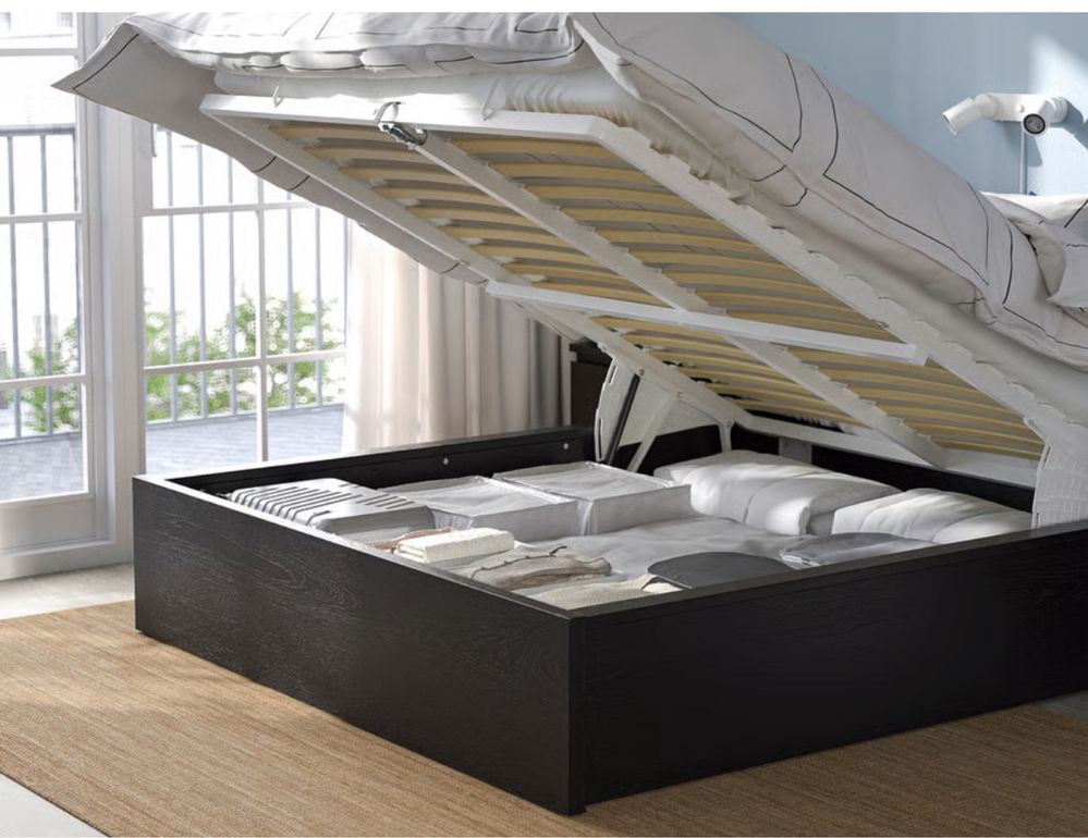 Cama com colchao e arrumacao por baixo