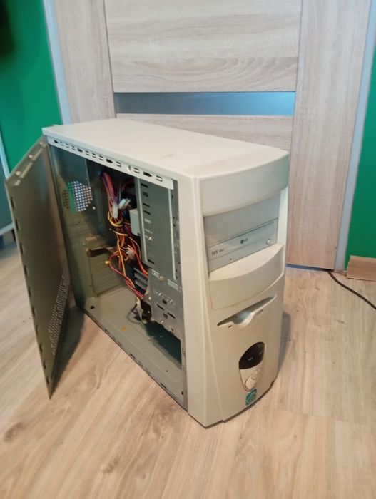 Stary komputer retro gier