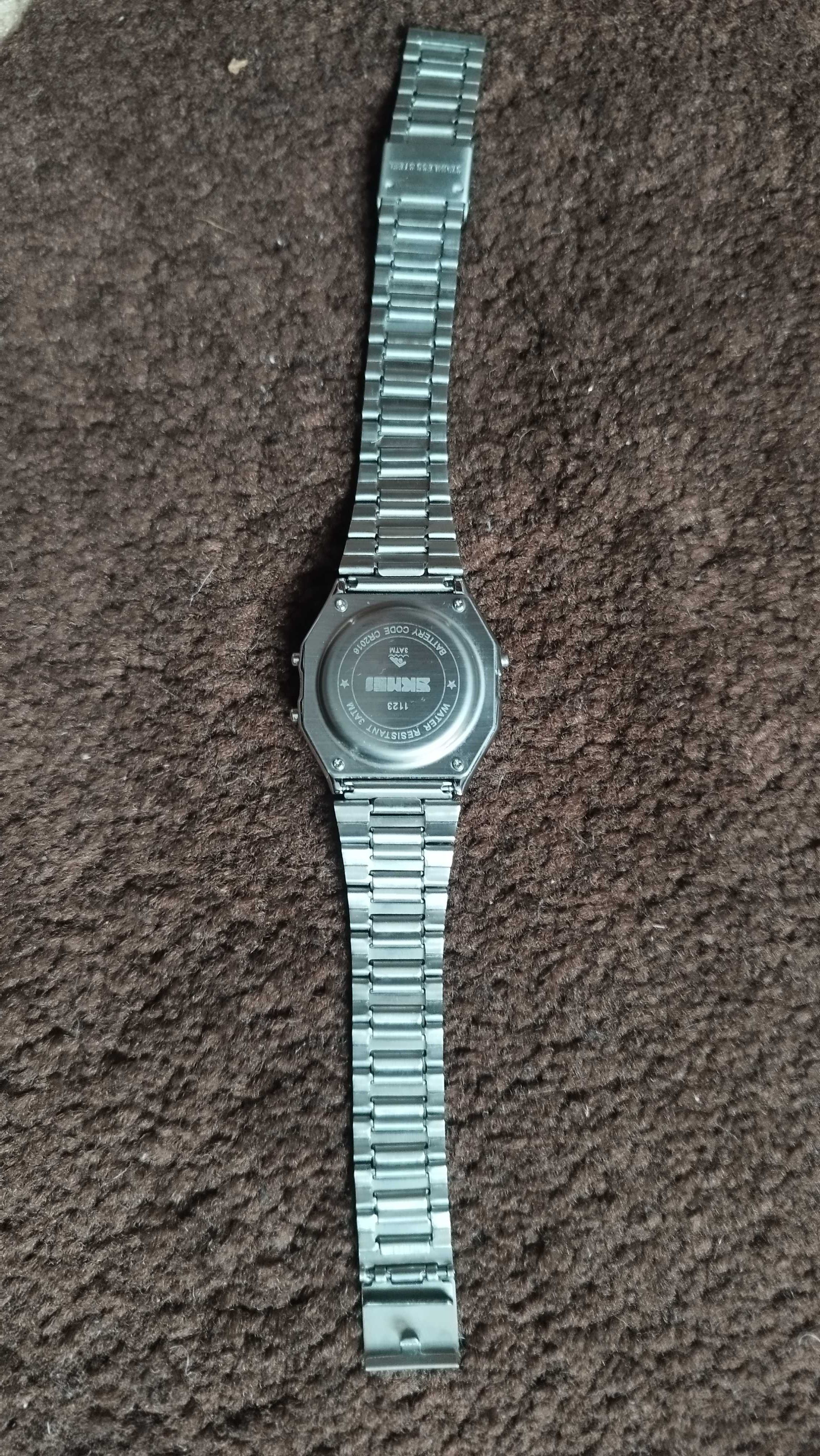 Zegarek cyfrowy podświetlany