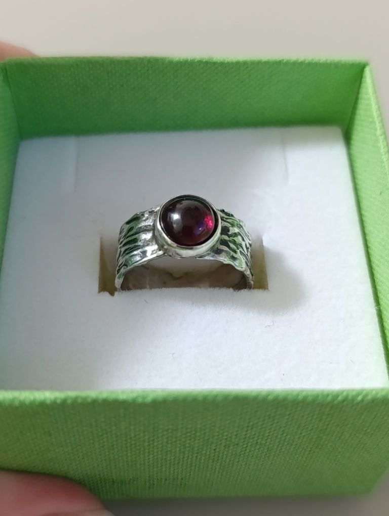 Серебряное кольцо с гранатом.