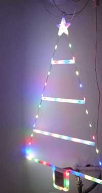 Kolorowa świąteczna lampka w kształcie choinki