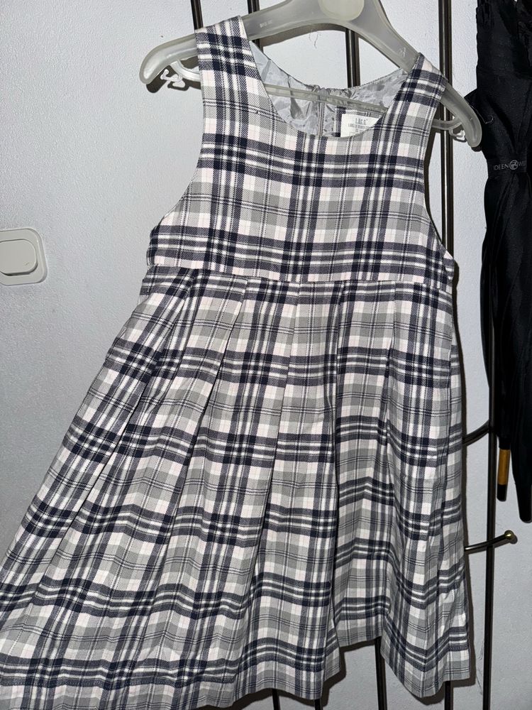 Elegancka sukienka w kratke na galowo 128 dla dziewczynki
