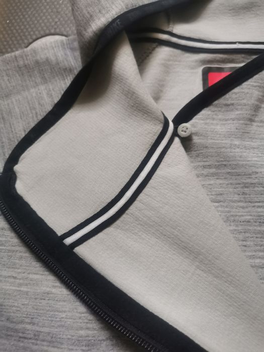 Bluza Nike r. S Asymetryczna, z tyłu dłuższą, zapinana na zamek