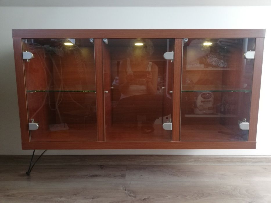 Zestaw mebli szafka RTV, podwieszana szafka/barek i 2 półki