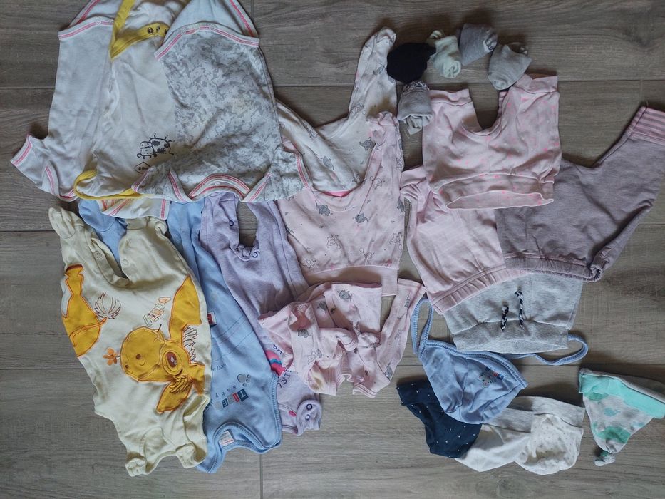 Paka ubrań dla niemowląt r. 56 body spodnie śpiochy czapki skarpetki