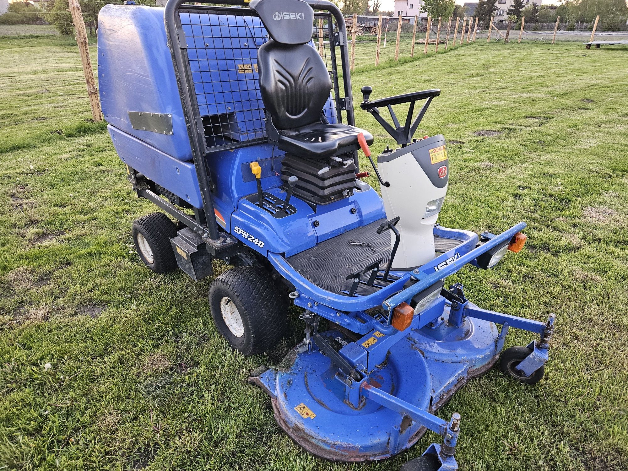 Iseki SFH240 kosiarka traktorek komunalny kosz 4WD 2014 górny wysyp