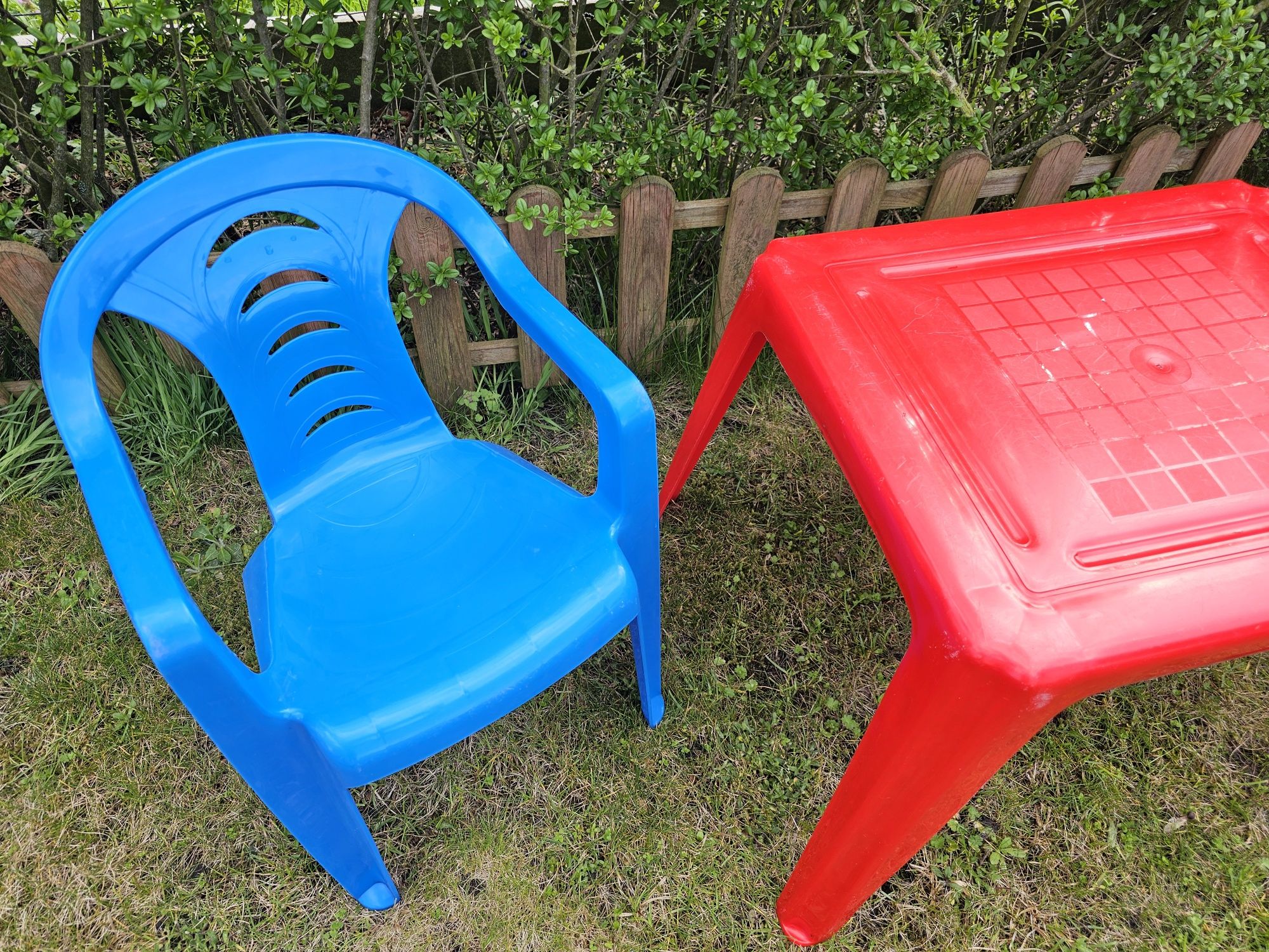 Zestaw mebelków ogrodowych dla dziecka stolik i 2 krzesełka