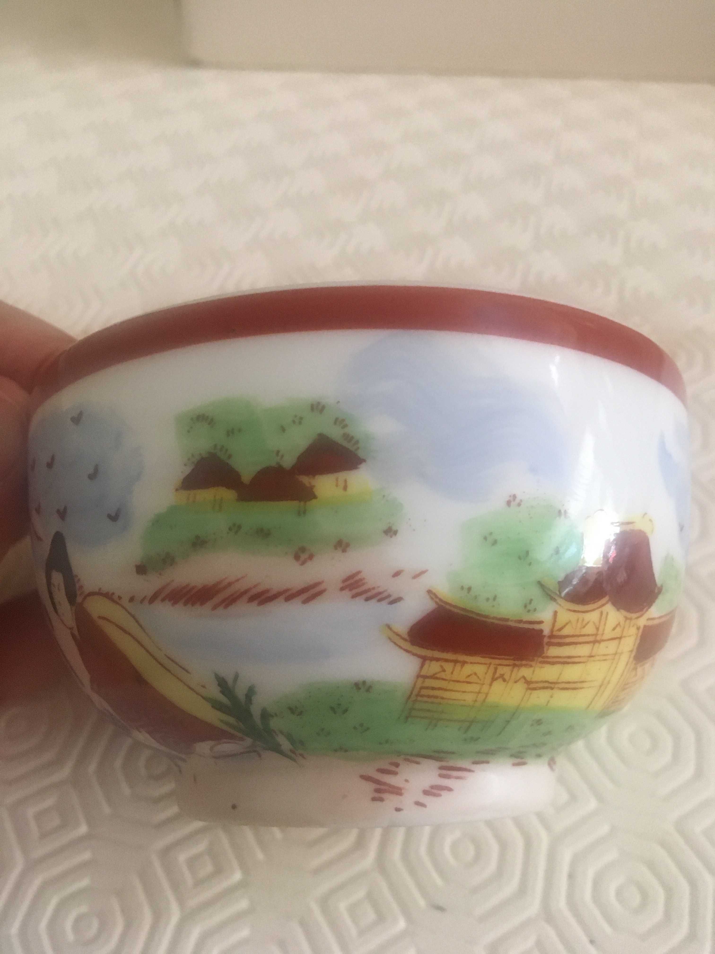 Taças antigas de porcelana, com motivos chineses