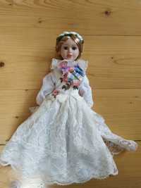 Duża porcelanowa lalka w stroju ślubnym