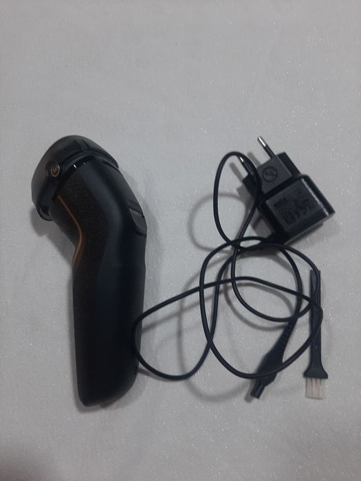 Máquina de barbear Philips com aparador de patilhas