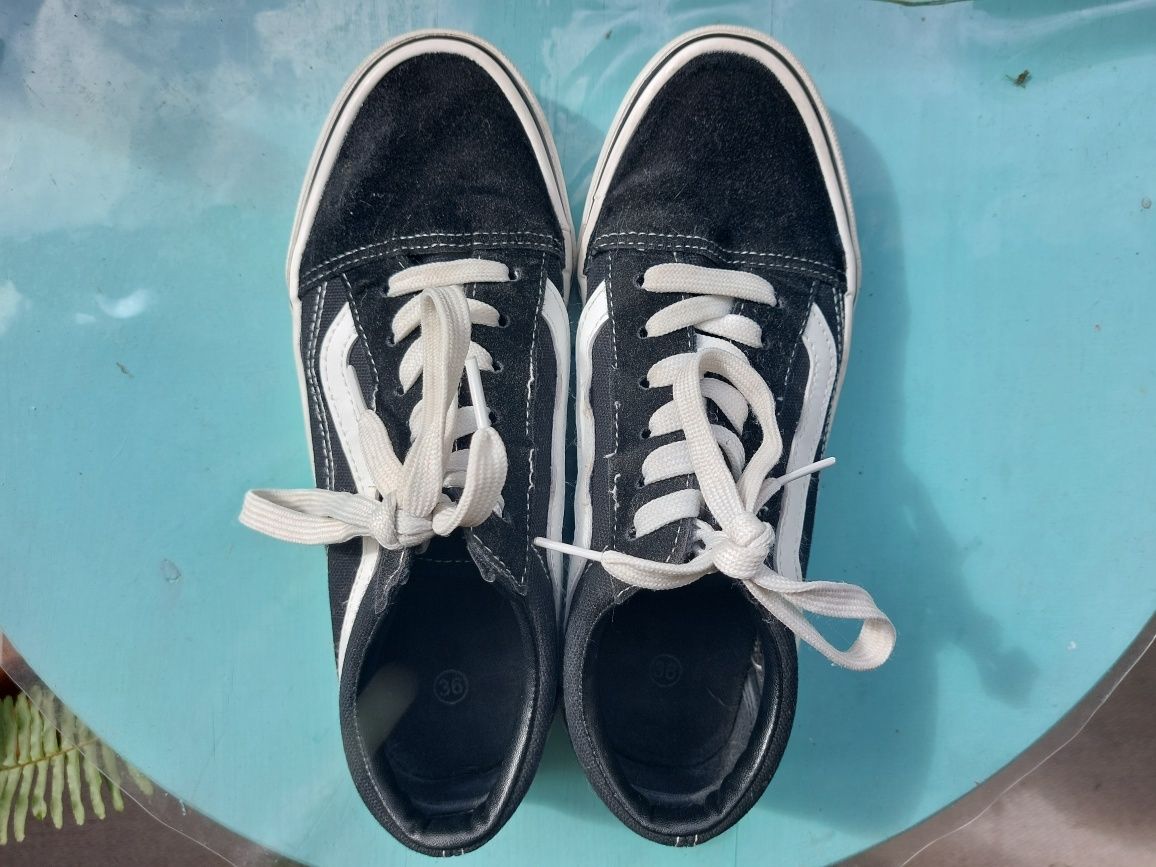 Vans pretos e brancos