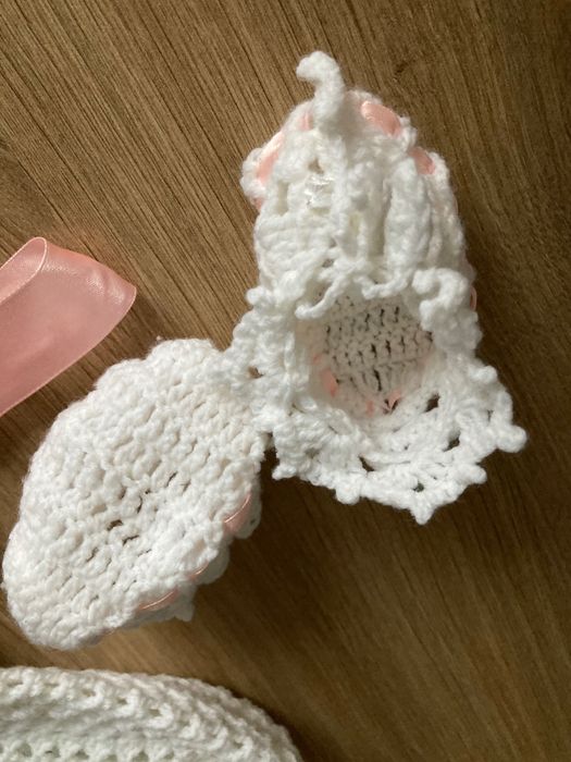 Czapka, buciki 2 pary i opaska do chrztu