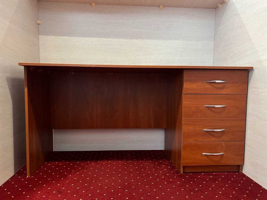 Продам офісні меблі, столи, тумби, перегородки, полиці