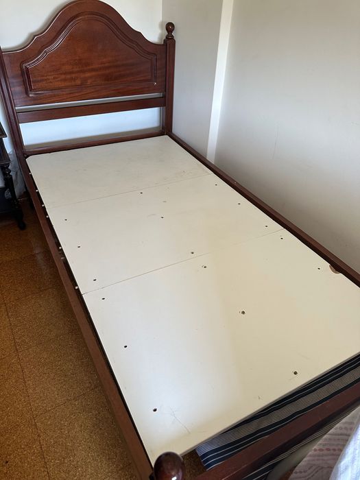 Cama Solteiro em madeira maciça- Usada
