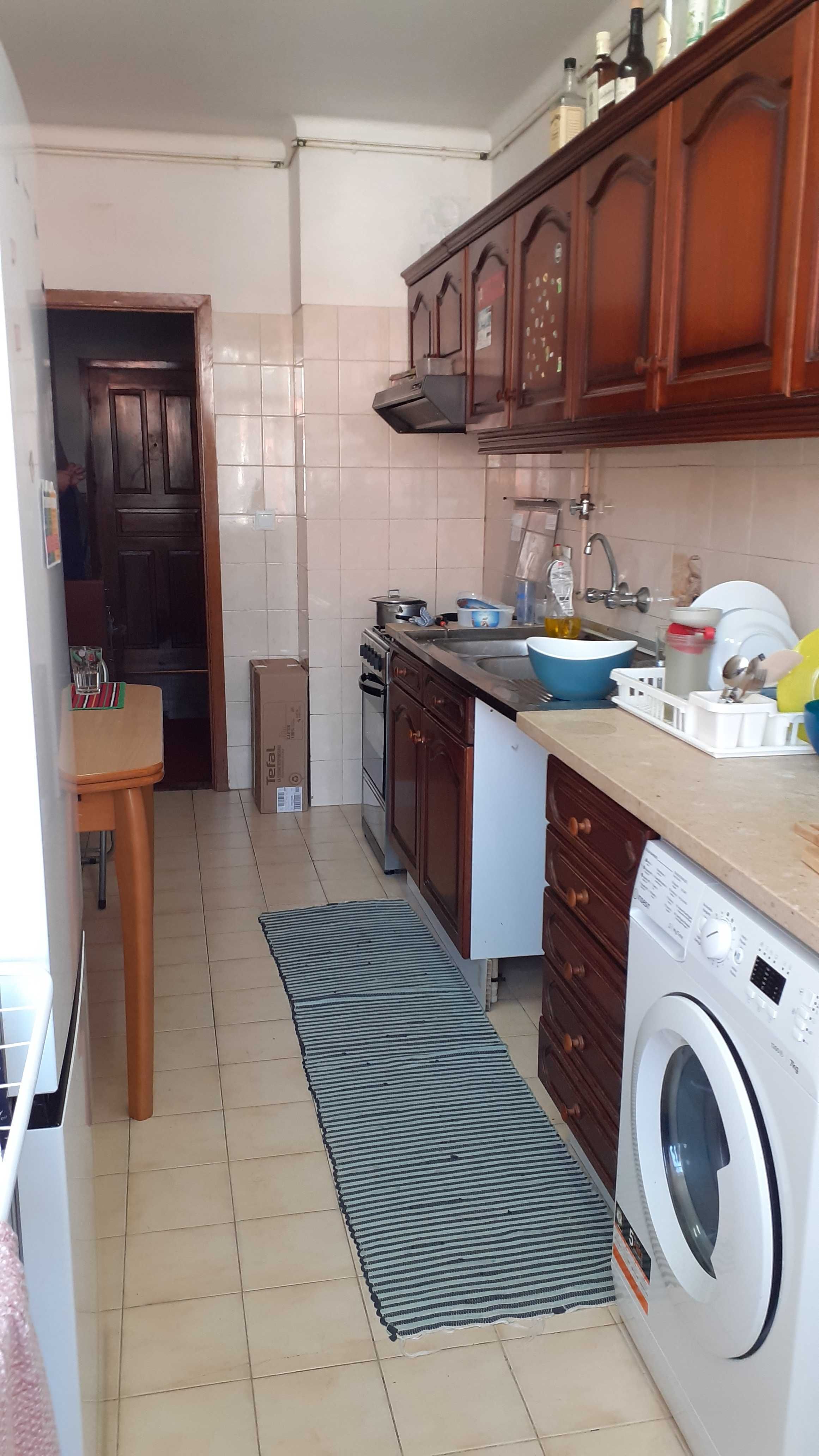 Arrenda quarto mobilado em apartamento independente a estudante