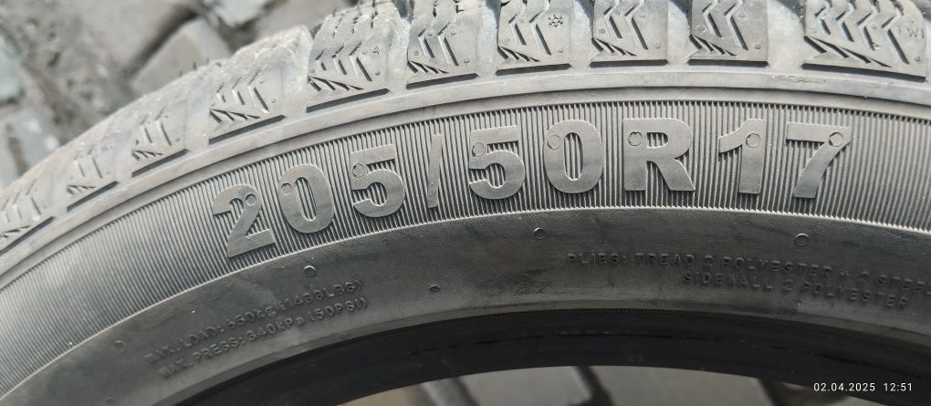 Гума зимова в гарному стані 205/50/17